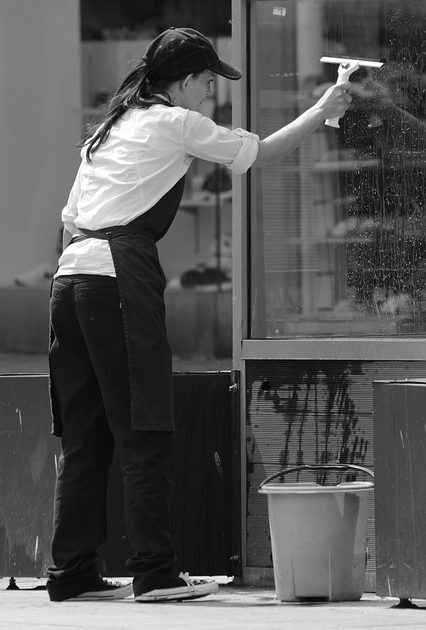 Fensterreinigung Schaufenster Fenster Haubetreuung Hausbetreuuer Hauswart Gebäudereinigung Grünflächenbetreuung Privatobjekt Allessauber Kim