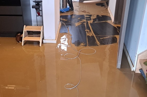 Schlamm absaugen mit Schlammsauger nach Überflutung Naturkatastrophe Allessauber