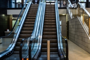 Rolltreppenreinigung inkl. Fahrbandreinigung, Gummipflege und Glasreinigung durch Allessauber