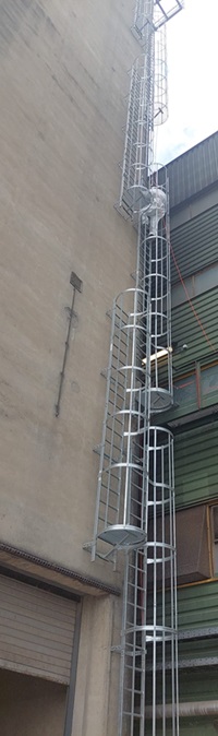 Industriereinigung Industriereiniger Siloreinigung 40 Meter Höhe Arbeiten mit Sicherheitsgurt und Sicherheitsseil
