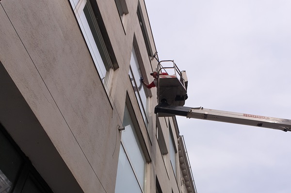Fensterreinigung mit Hubsteiger Arbeitsbühne in Wien Allessauber Fensterreinigung mit Hubsteiger Arbeitsbühne in Wien
