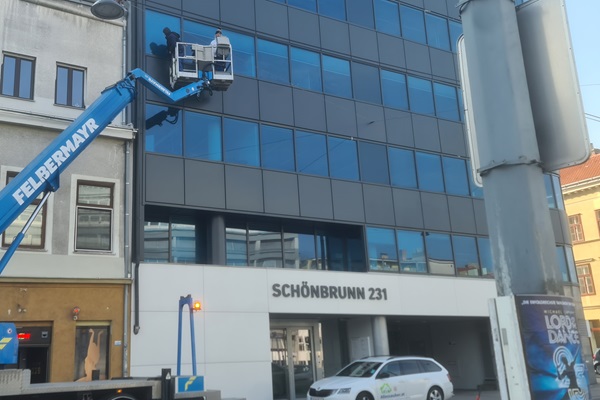 Glasreinigung Fassade mit 30 Meter Arbeitsbühne Allessauber