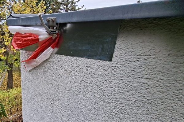 Spechtloch fachgerecht verschliessen und mit Metallblech zusätzlich abgedeckt Allessauber Kim Spechtloch fachgerecht verschliessen und mit Metallblech zusätzlich abgedeckt