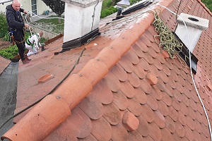 Dachreinigung Dachkletterer Dach reinigen Gross Enzersdorf Niederösterreich Biberschwanz Allessauber