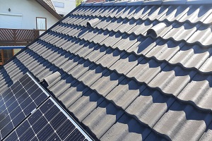 Dachreinigung Dach reinigen Dachziegel gedaempft antrazit Imprägnierung Hollabrunn Photovoltaik Allessauber