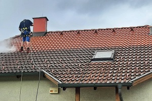 Dachreinigung Dach reinigen Industriekletterer Ebreichsdorf Niederösterreich Tondach Allessauber