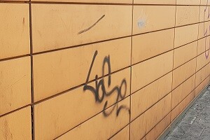 Graffitientfernung 1150 Wien Hauptbücherei Allessauber Kim Gebäudereinigung