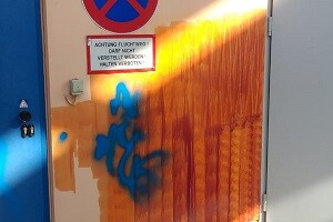 Graffitientfernung FMZ Bruck Leitha Wand Allessauber Kim Gebäudereinigung