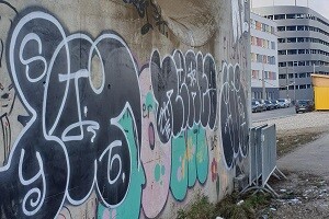 Graffitientfernung Graffti entfernen Graffitischutz Antigraffiti Pinkelschutz Betonsäule Betonwand