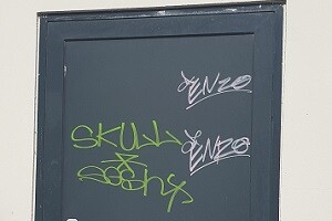 Graffitientfernung Graffti entfernen Graffitischutz Antigraffiti Pinkelschutz Metalltür Eloxal Pulverbeschichtet