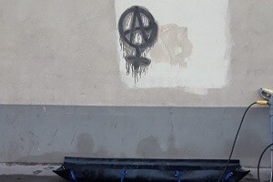 Graffitientfernung Graffti entfernen Graffitischutz Antigraffiti Pinkelschutz Putzfassade Gummiwanne