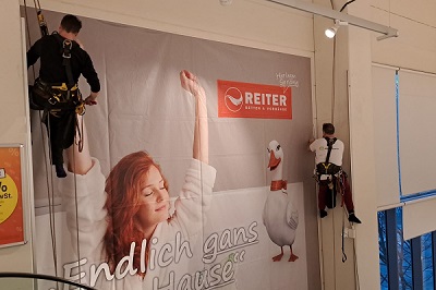 Industriekletterer Montage Arbeiten Werbe Banner Auhofcenter Wien Höhenarbeiten
