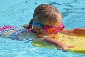 Poolreinigung Schwimmbadreinigung Pool Schwimmbad reinigen Überdachung Poolüberdachung Poolabdeckung Polyesterpool Inbetrienahme Einwinterung Notdienst