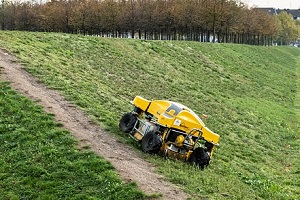 Rasen mähen Sehnse Trimmen Hochgras Gelände schräg