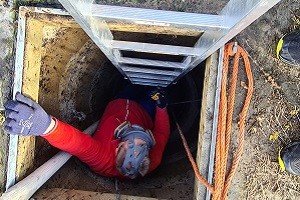 Schachtbrunnenreinigung Schachtbrunnen reinigen desinfizieren Heisswasser Hochdruck Desinfektion Abpumpen