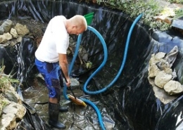 Teichreinigung Naturteich Teich reinigen Schwamm absaugen Schlammentfernung entsorgen Folie abdichten